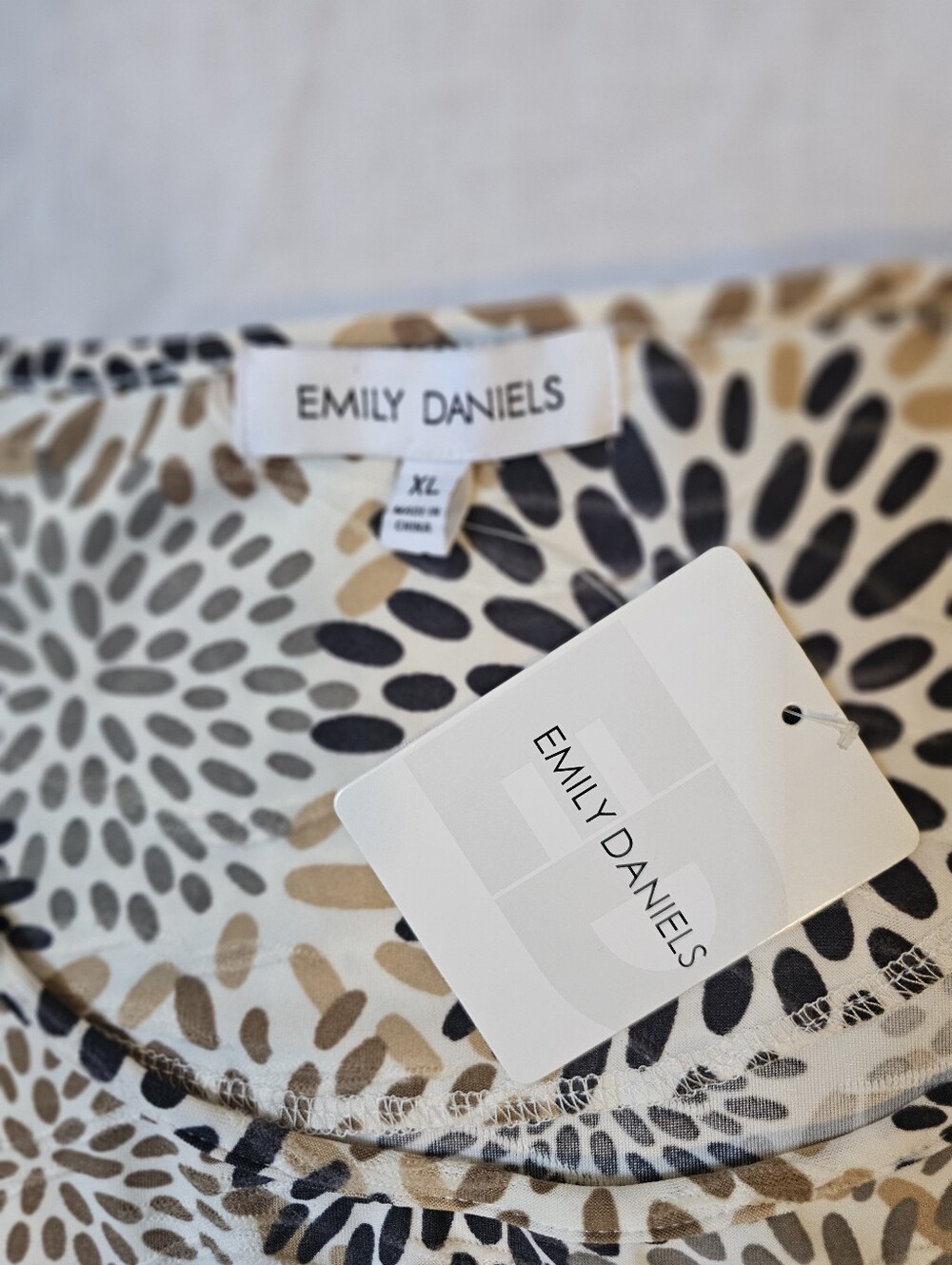 Emily Daniels XL Abstract Floral Burst Stretch Top NWT Neutral 3/4 Sleeve Blouse - Picture 5 of 9